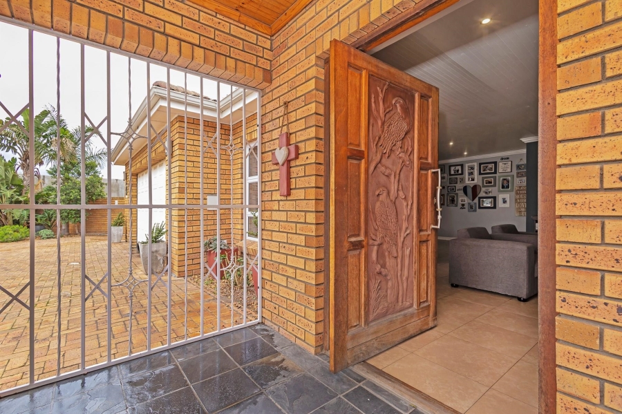 5 Bedroom Property for Sale in Sonkring Western Cape